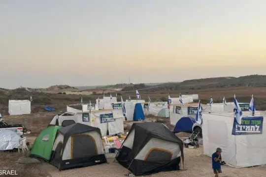 مستوطنون ينصبون خيمة على أراضٍ فلسطينية ويهاجمون المارين بغاز الفلفل شمال رام الله