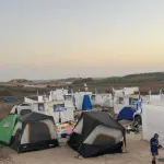 مستوطنون يمينيون ينصبون مخيما على بعد مئات الأمتار من غزة