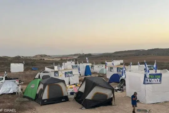 مستوطنون يمينيون ينصبون مخيما على بعد مئات الأمتار من غزة