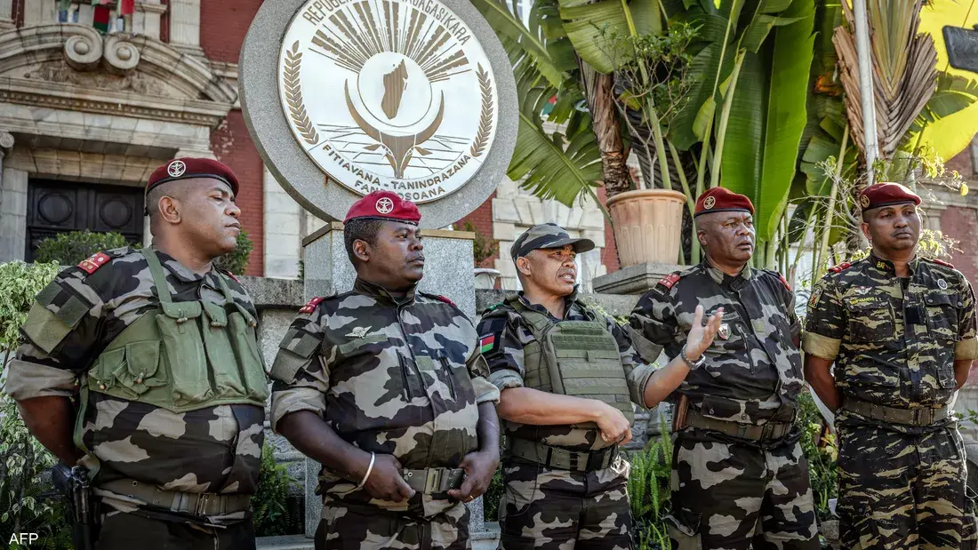 الجيش في مدغشقر يتولى الحكم بعد فرار الرئيس راجولينا إثر محاولة اغتيال