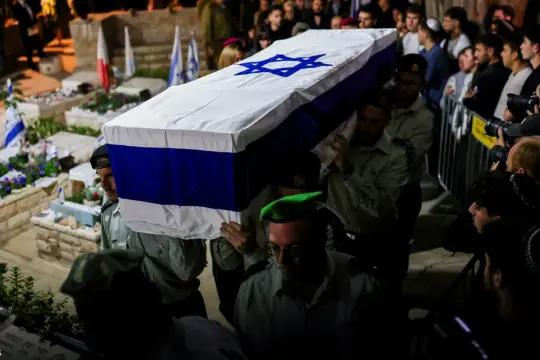 إسرائيل تؤكد هوية رهينتين تسلمت جثتيهما من حماس في إطار اتفاق وقف إطلاق النار