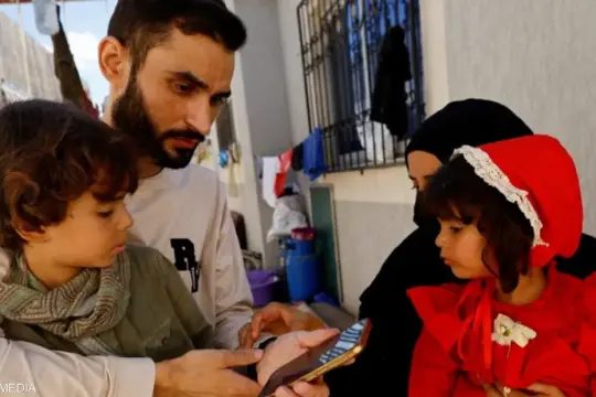 بعد إبلاغه بمقتل أسرته.. مفاجأة سارة تنتظر فلسطينيا محررا