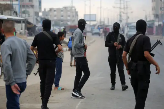 وفد من حماس يصل القاهرة لبحث إدارة غزة وسط ضغوط مصرية لوقف الإعدامات الميدانية