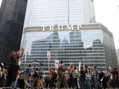 الرئيس الأميركي يصف سلوك أوتاوا بـ"الفظيع" بعد استخدامها إعلاناً مزيفاً حول الرسوم الجمركية