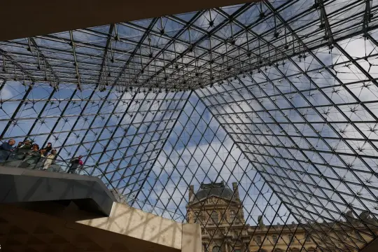 مدعية باريس: منفذو سرقة مجوهرات اللوفر «مجرمون صغار» وليسوا محترفين