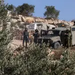 اعتقالات واقتحامات واعتداءات واسعة في الضفة الغربية وموجة تصعيد تستهدف المواطنين وممتلكاتهم