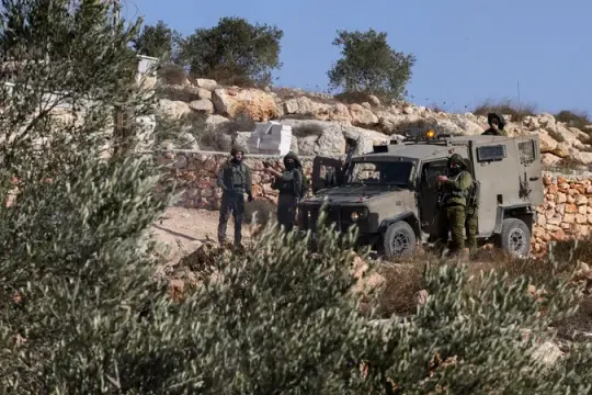 تصعيد ميداني واسع في الضفة الغربية: اعتقالات واقتحامات واعتداءات استيطانية متزامنة