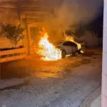 مستوطنون إسرائيليون يضرمون النار في مركبات فلسطينيين قرب رام الله