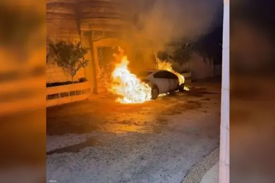 مستوطنون إسرائيليون يضرمون النار في مركبات فلسطينيين قرب رام الله
