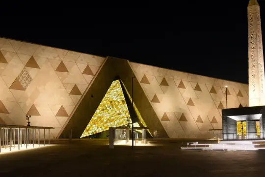 المتحف المصري الكبير يفتح أبوابه رسمياً: "الهرم الرابع" الذي يجمع أعظم كنوز الفراعنة