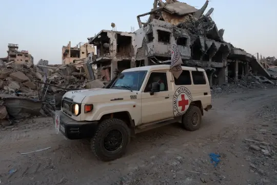 إسرائيل تتسلم عبر الصليب الأحمر رفات رهينة من حماس في قطاع غزة