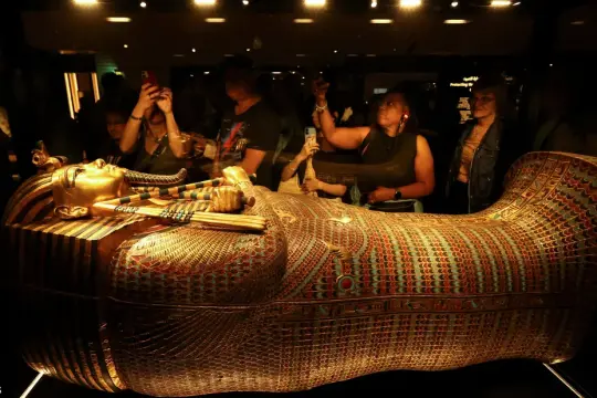 الآلاف يتوافدون لمشاهدة كنوز توت عنخ آمون في المتحف المصري الكبير