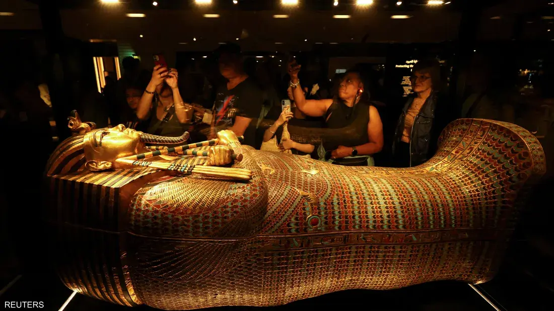 القناع الذهبي ومقتنيات الفرعون الشاب تُعرض كاملة لأول مرة منذ اكتشاف مقبرته قبل قرن