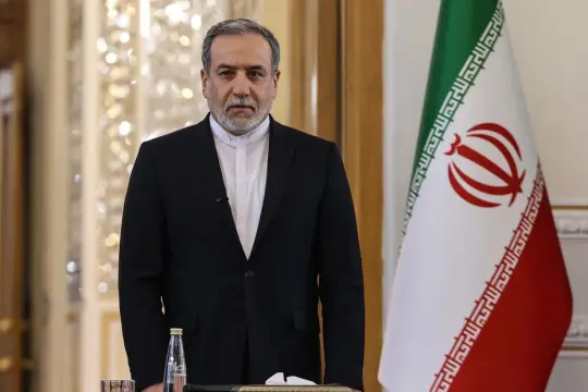 إيران تؤكد أن تخصيب اليورانيوم حق غير قابل للتفاوض وتندد بالسياسات الأميركية