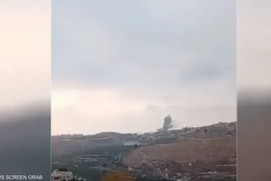 الجيش الإسرائيلي يشن غارات على أهداف لحزب الله في جنوب لبنان