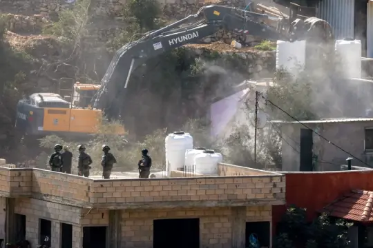 اعتداء مستوطنين على مسؤول فلسطيني في الأغوار وإلحاق أضرار بممتلكات القرية