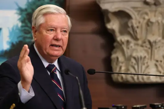 السيناتور غراهام: لا سلام بالشرق الأوسط ما دامت حماس مسلحة وإسرائيل وحدها قادرة على نزع السلاح