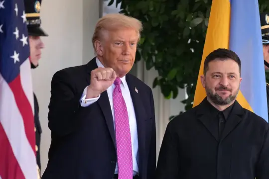 زيلينسكي ينفي مزاعم رمي ترامب للخرائط ويكشف دور الملك تشارلز في دعم أوكرانيا