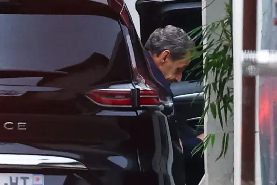 الرئيس الفرنسي الأسبق ساركوزي يغادر السجن بعد 20 يوماً إثر قضيته المتعلقة بالتمويل الليبي