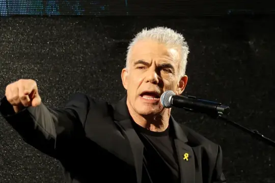 لبيد يرفض منح العفو لنتنياهو قبل الاعتراف بالذنب والتراجع عن الحياة السياسية