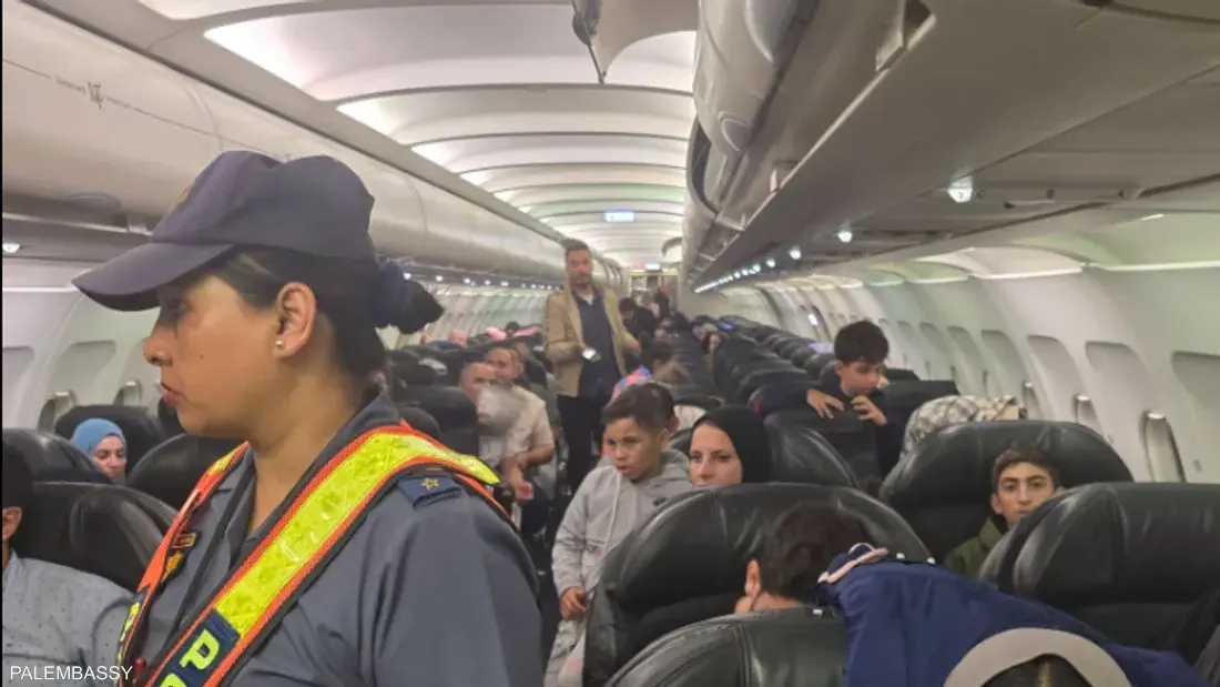 153 فلسطينياً يصلون جوهانسبرغ عبر مسار غير معلن وسط تساؤلات حول منظمة الرحلة والتمويل