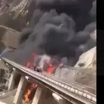 حادث مأساوي بالمدينة المنورة: اصطدام شاحنة وقود بحافلة معتمرين هنود يسفر عن 45 قتيلًا