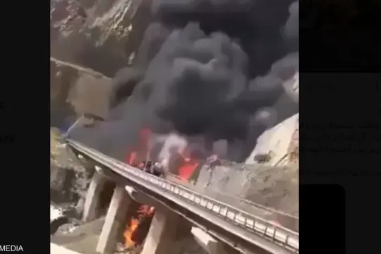 حادث مأساوي بالمدينة المنورة: اصطدام شاحنة وقود بحافلة معتمرين هنود يسفر عن 45 قتيلًا