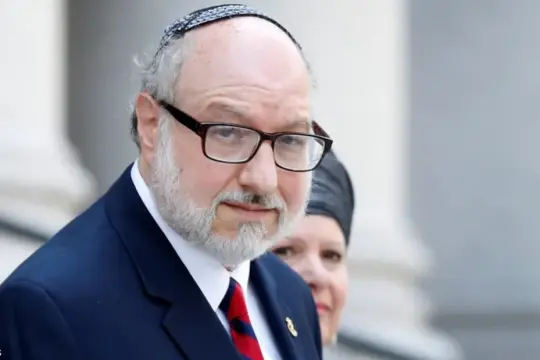 لقاء بين سفير واشنطن في إسرائيل وجوناثان بولارد يثير غضباً داخل الأوساط الأميركية المؤيدة لترامب