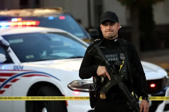 واشنطن.. إطلاق نار على عناصر الحرس الوطني قرب البيت الأبيض واحتجاز مشتبه به