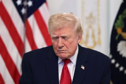 ترامب يدعو لإغلاق المجال الجوي فوق فنزويلا ويهدد بتدخل عسكري