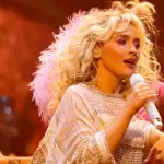 سابرينا كاربنتر تهاجم البيت الأبيض بعد استخدام أغنيتها في مقطع لترحيل مهاجرين