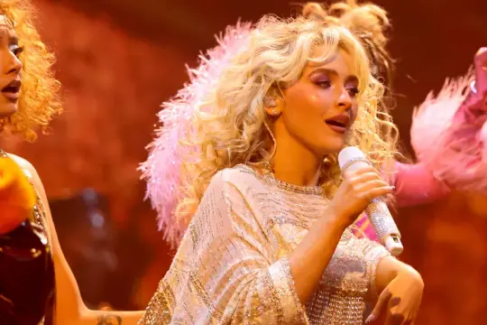 سابرينا كاربنتر تهاجم البيت الأبيض بعد استخدام أغنيتها في مقطع لترحيل مهاجرين