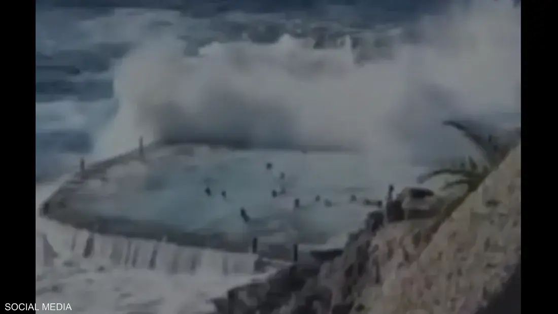 موجة مفاجئة تضرب مسبحاً طبيعياً في لوس غيغانتس وتلقي بالسباحين إلى البحر وسط تحذيرات من ارتفاع الأمواج