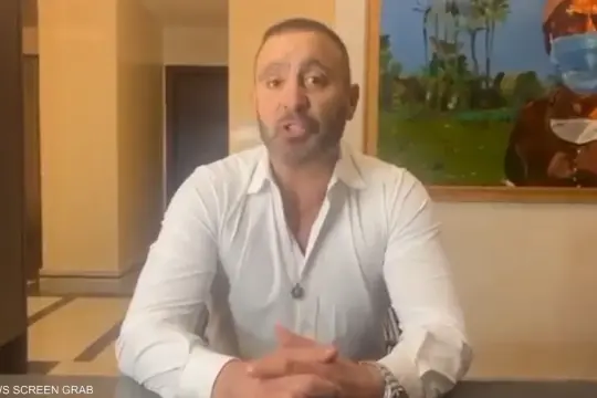 أحمد السقا يدخل على خط أزمة محمد صلاح ويوجه رسالة حادة لإدارة ليفربول