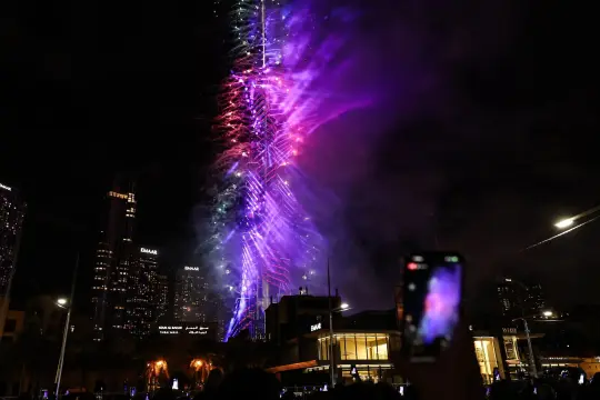 الإمارات تستقبل عام 2026 بعروض نارية وضوئية تبهر العالم