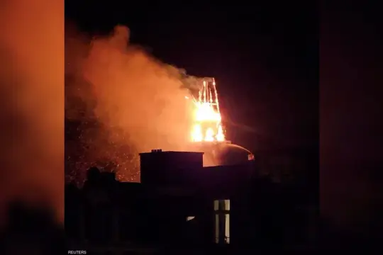 حريق يدمّر برج كنيسة تاريخية في أمستردام وأعمال عنف بالألعاب النارية خلال رأس السنة