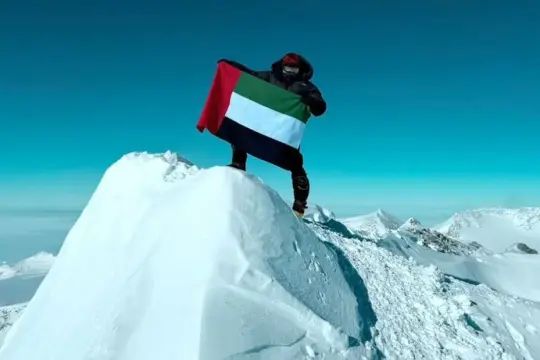 متسلقة إماراتية تسجل إنجازاً عربياً تاريخياً ببلوغ قمة أعلى جبل في القارة القطبية الجنوبية