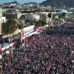 عشرات الآلاف يتظاهرون في عدن رفضاً لحل المجلس الانتقالي الجنوبي