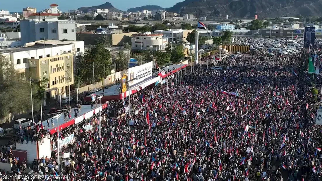 المحتجون يرفعون أعلام الجنوب وصور عيدروس الزبيدي ويطالبون بعودة وفد المجلس إلى المدينة