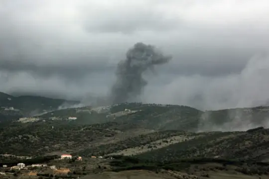 الطيران الإسرائيلي يشن غارات جوية على جنوب لبنان ويستهدف مواقع لحزب الله