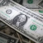 الدولار يتجه لأكبر خسارة أسبوعية منذ يناير مع تحسن شهية المخاطرة في الأسواق