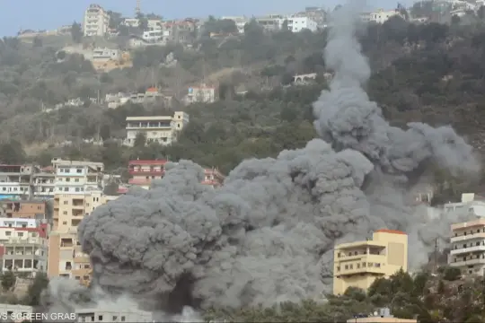 غارات إسرائيلية قرب مستشفى في صور تُصيب مدنيين وتلحق أضراراً بالمرفق الصحي