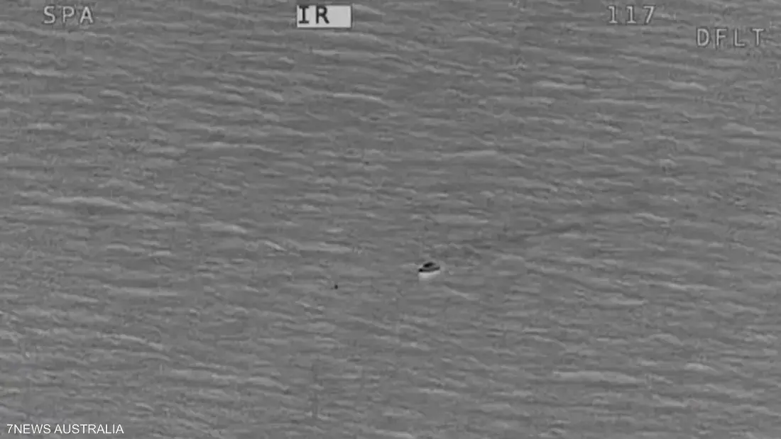 مراهق يبلغ 13 عاماً يقطع أربعة كيلومترات سباحة طلباً للنجدة بعد جرف الأمواج والدته وشقيقيه