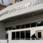 السفارة الأميركية في بيروت تطلب من رعاياها مغادرة لبنان بعد تهديدات إيرانية