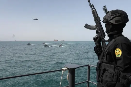 تصاعد احتمالات المواجهة بين واشنطن وطهران وسط حشد عسكري وتعثر نووي