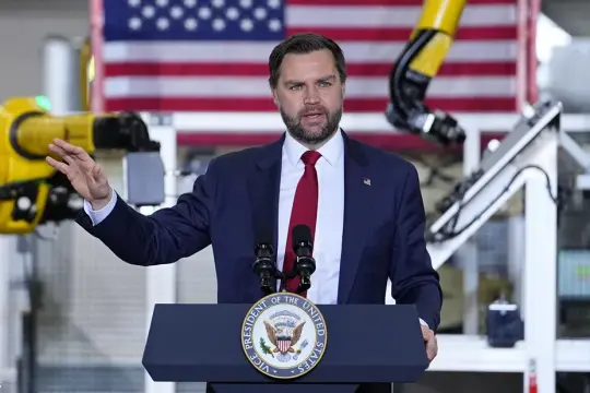 فانس: الضربات ضد إيران قيد الدراسة وترامب يوازن بين الخيار العسكري والدبلوماسي