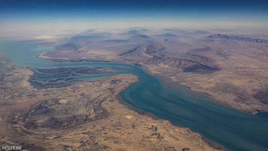 واشنطن تهاجم سفن زرع الألغام وتأثر الملاحة الدولية في الممر الاستراتيجي