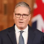 ستارمر يرفض دعم الضربات الأولى لإيران ويؤكد التزام بريطانيا بحماية مصالحها