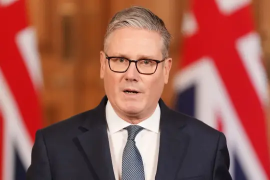 ستارمر يرفض دعم الضربات الأولى لإيران ويؤكد التزام بريطانيا بحماية مصالحها