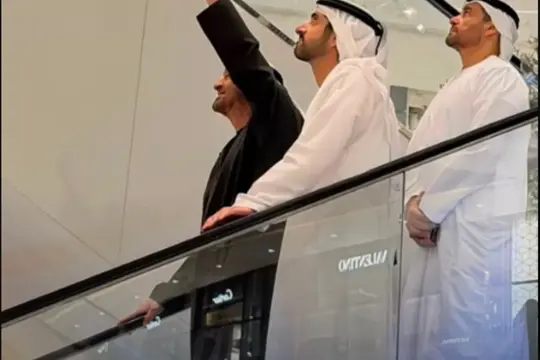جولة لمحمد بن زايد في «دبي مول» برفقة حمدان بن محمد تحمل رسائل طمأنة
